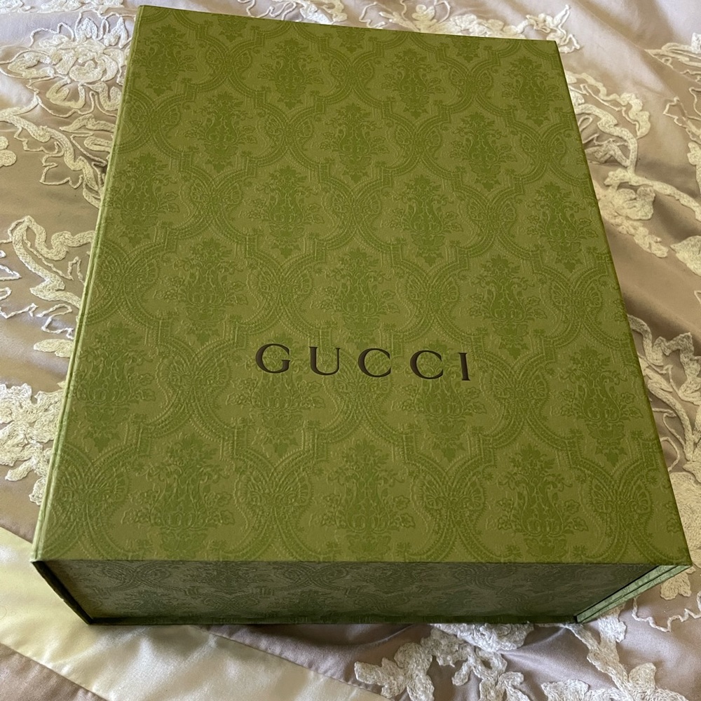 COPY - Gucci Box with ribbon